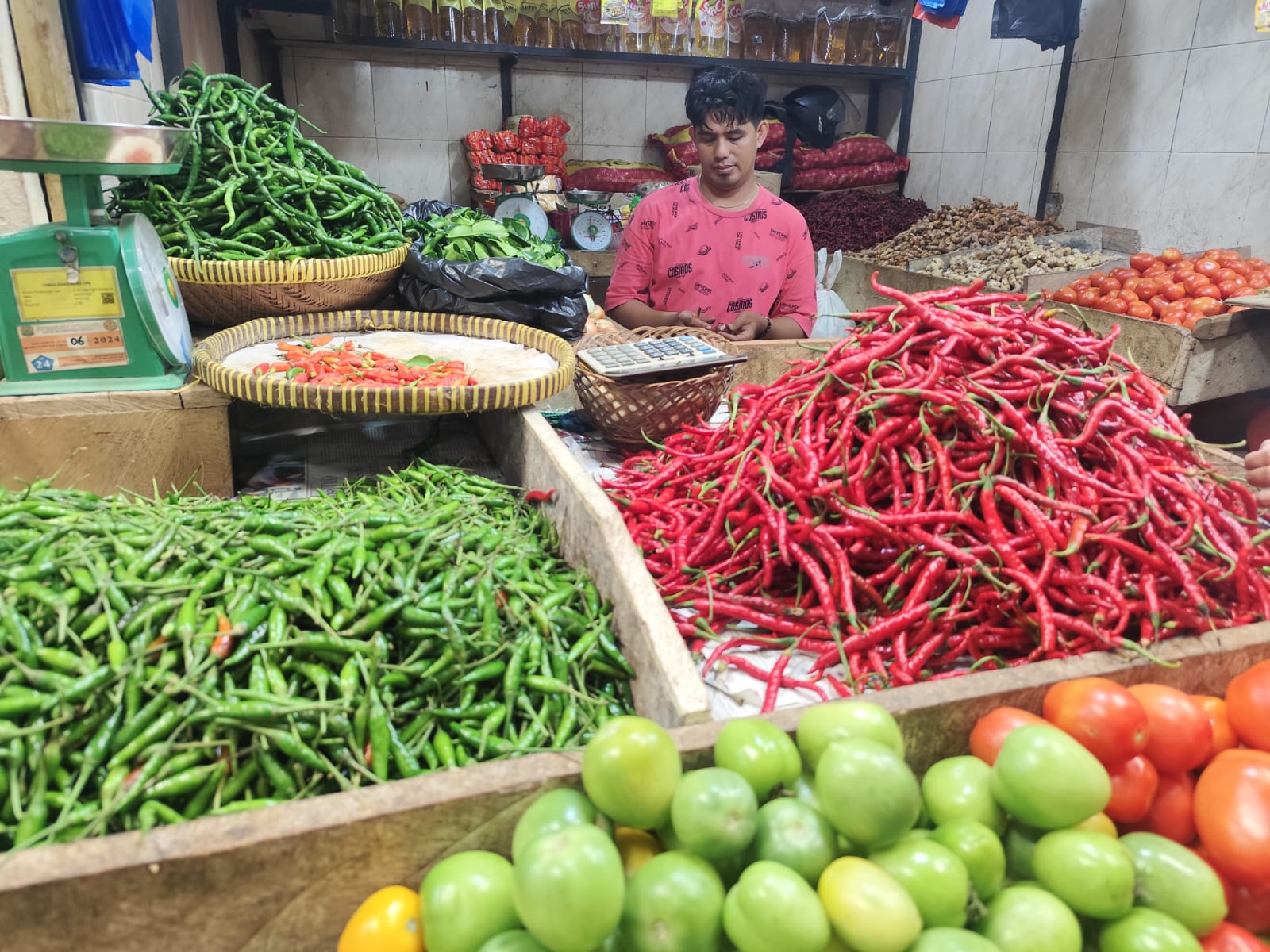 Pedagang bahan pokok di Pasar Bintan Center Tanjungpinang.