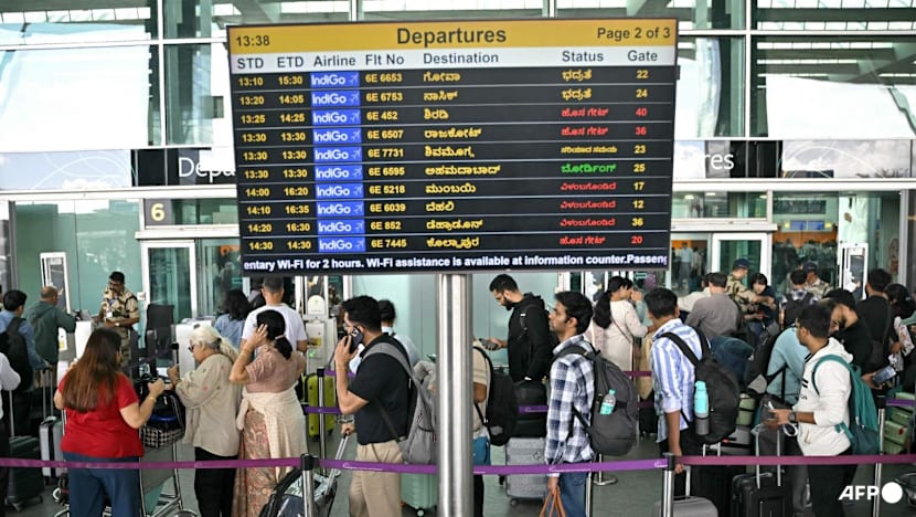Sejumlah penumpang terlihat antri di depan pemeriksaan Sekuriti di Bandara Internasional Kempegowda di Bengaluru, India, Kamis (4/12/2025). F Idrees Mohammed/AFP
