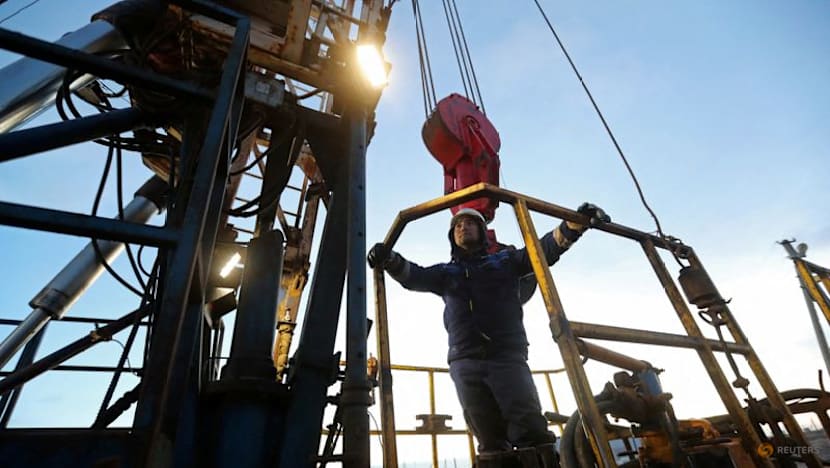 Seorang pekerja mengoperasikan rig pengeboran di ladang minyak Airankol yang dikelola Caspiy Neft di Wilayah Atyrau, Kazakhstan, 1 April 2025 lalu. F Pavel Mikheyev/Reuters