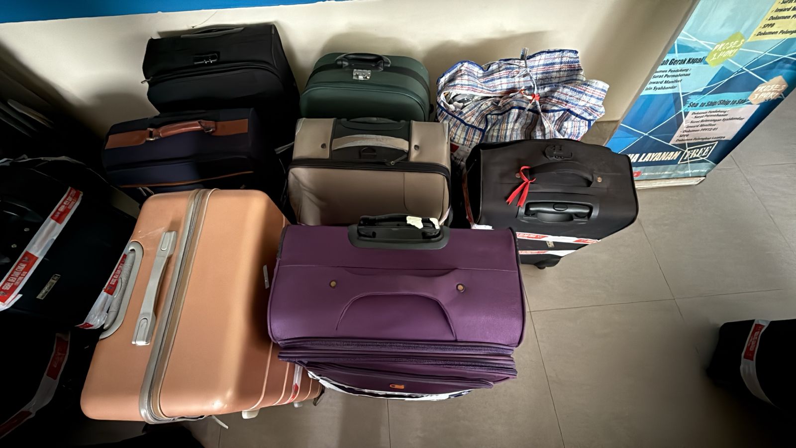 Koper bawaan penumpang ditinggal pemiliknya setelah ketahuan isinya barang selundupan.