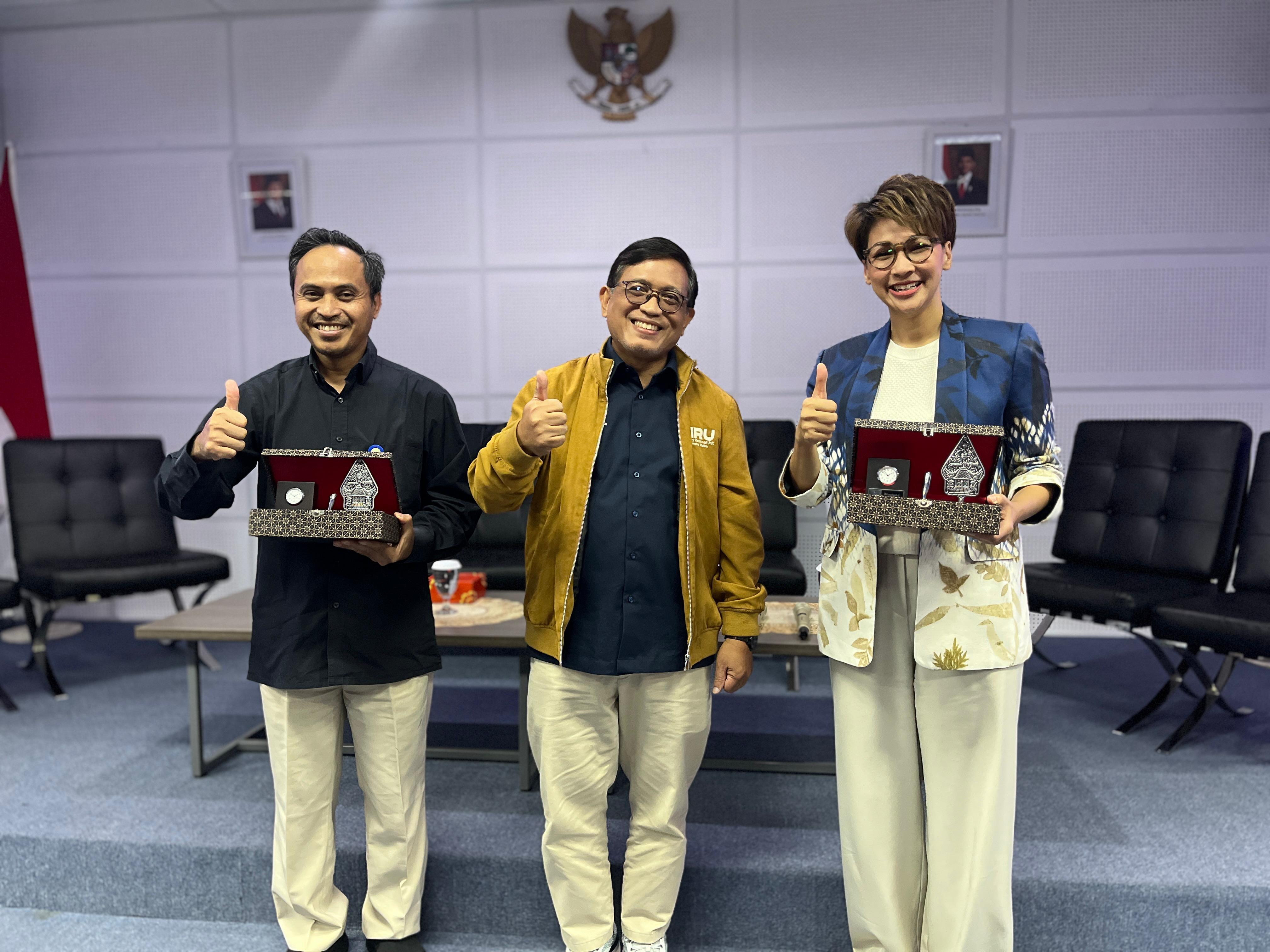 Ki-ka: Wakil Direktur III Poltek Batam M Zaenuddin, Emil Ismail Corporate Secretary PT TGI, dan Praktisioner Kamidia Radisti foto bersama dalam program Transgasindo Mengajar.