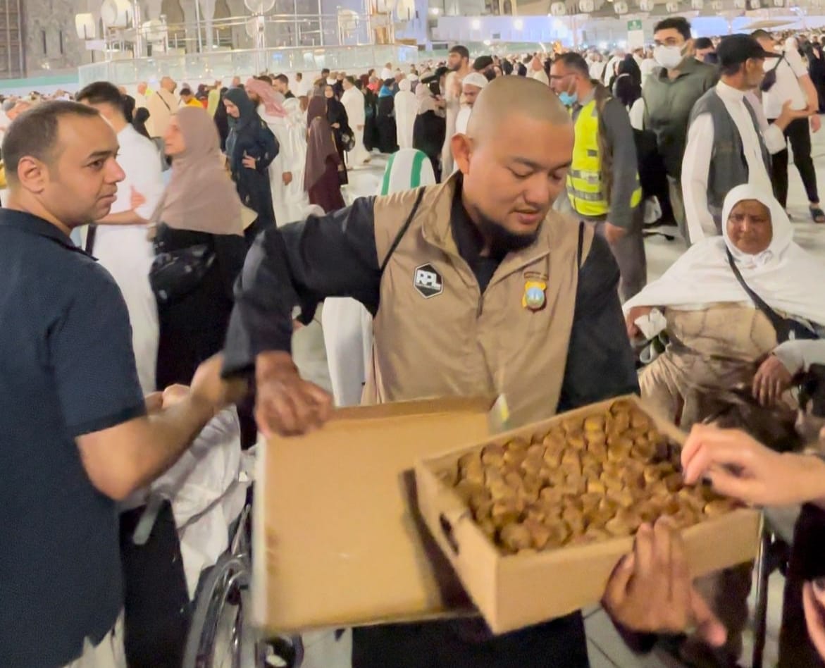 Zulhamsyah membagikan makanan, minuman, sajadah hingga Al Qur
