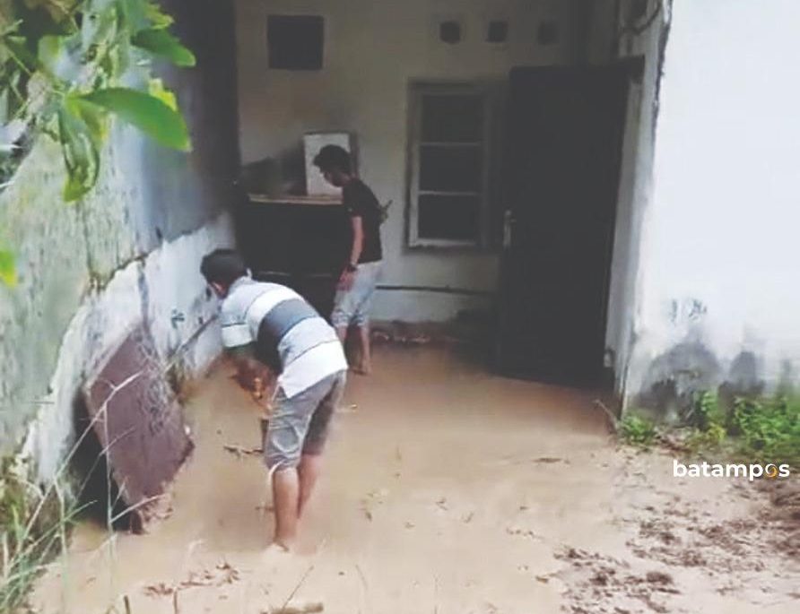 Cut and fill di kawasan Bukit Kemuning, Tanjung Piayu, Batam, dikeluhkan warga setempat. Setiap hujan turun, air bercampur lumpur mengalir deras ke rumah warga yang berada di bawah area pengerjaan.