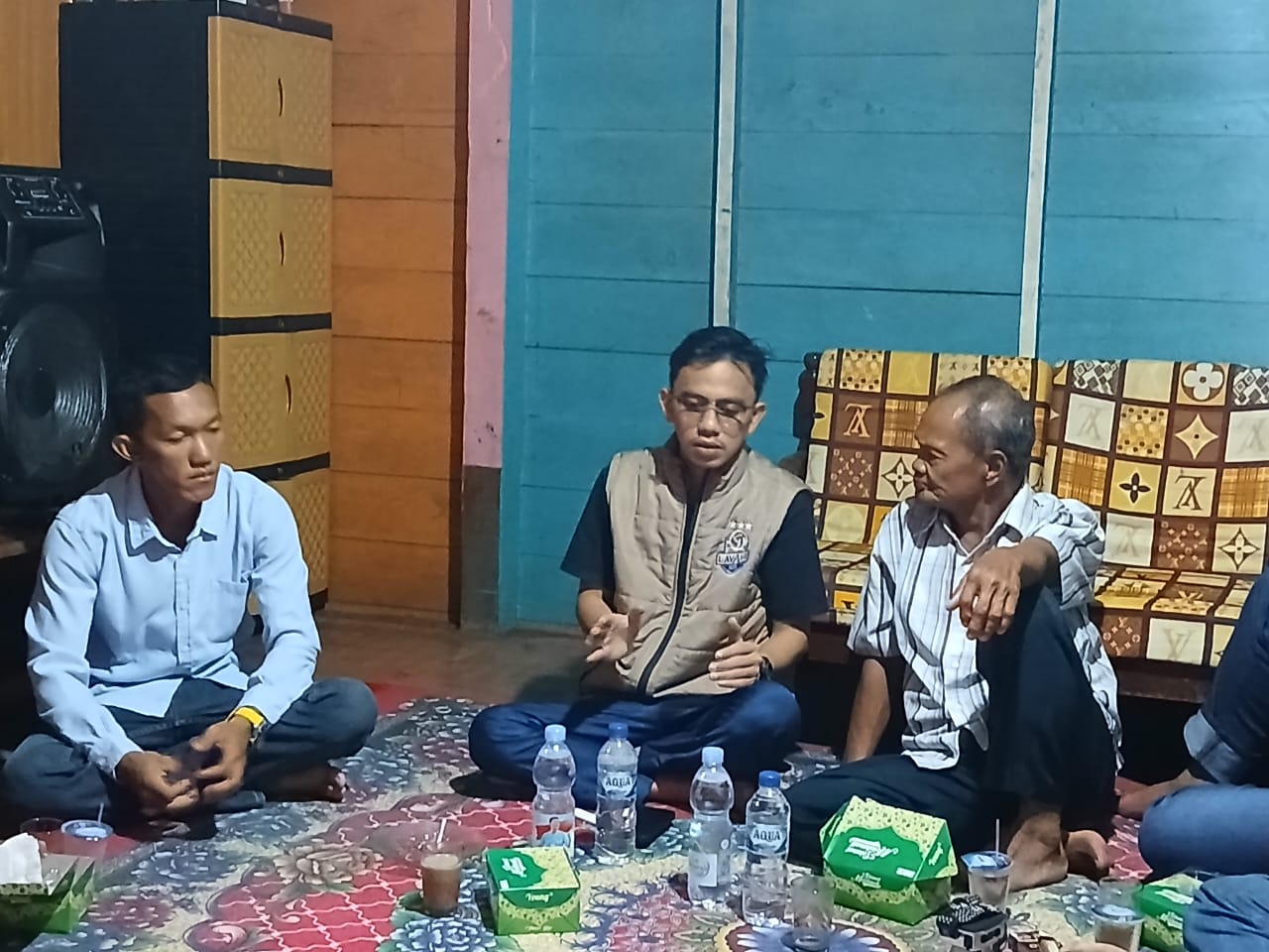 Anggota DPRD Anambas, Hino Faisal mendengarkan keluhan masyarakat mengenai pelayanan di RSUD Tarempa.