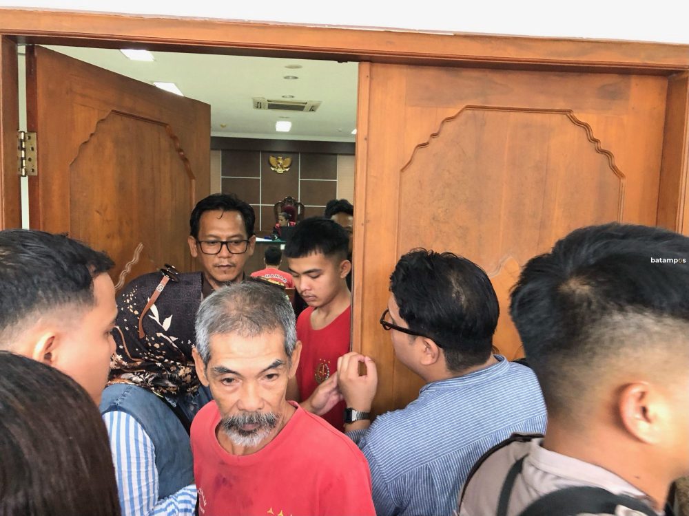 Terdakwa keluar dari ruang sidang usai menjalani persidangan di PN Batam, Rabu (3/12).