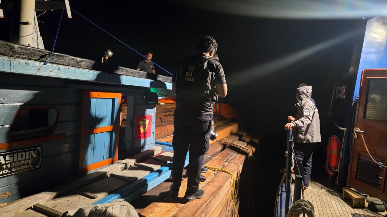 Muatan kayu yang ditangkap tim Bea Cukai Batam .
