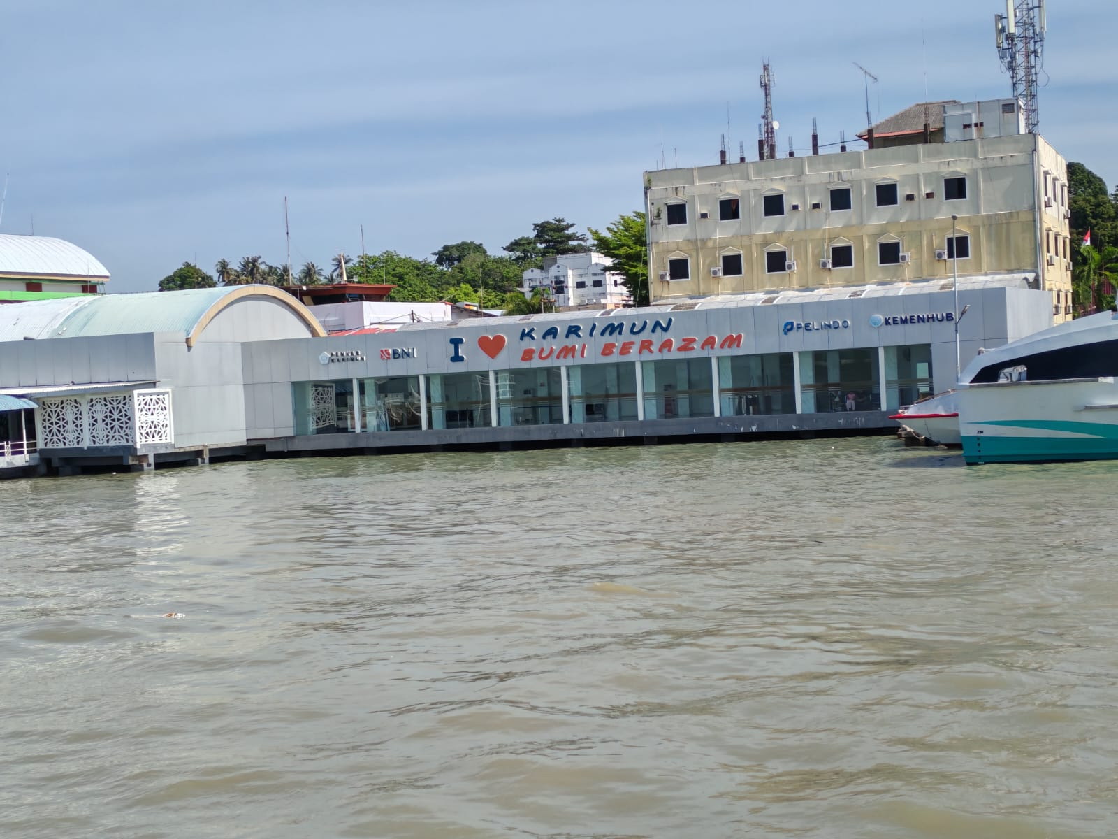 Air laut terlihat pasang tinggi di Pelabuhan Tanjungabalai Karimun.