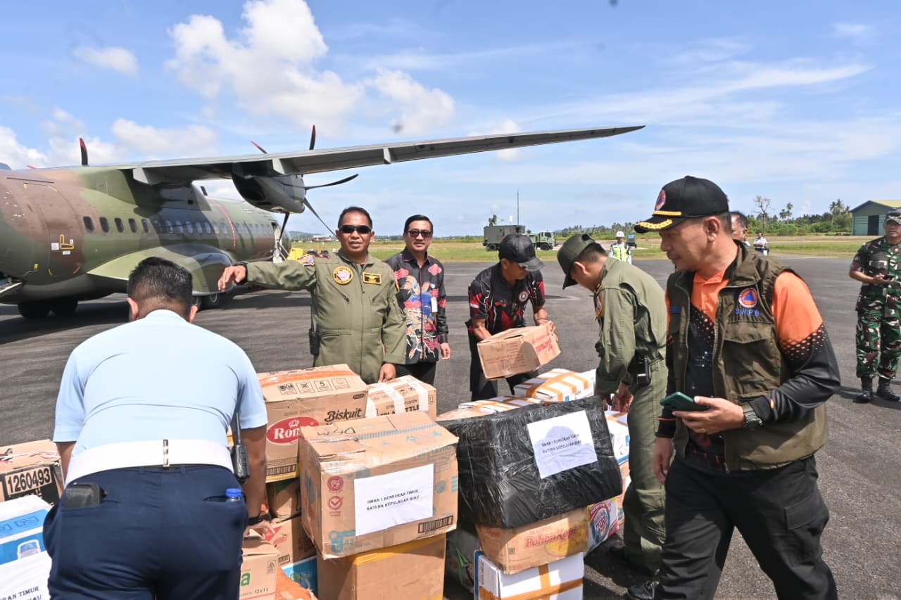 Sekda Natuna, Boy Wijanarko (baju batik) memantau langsung proses pemasukkan bantuan ke dalam pesawat milik TNI AU.