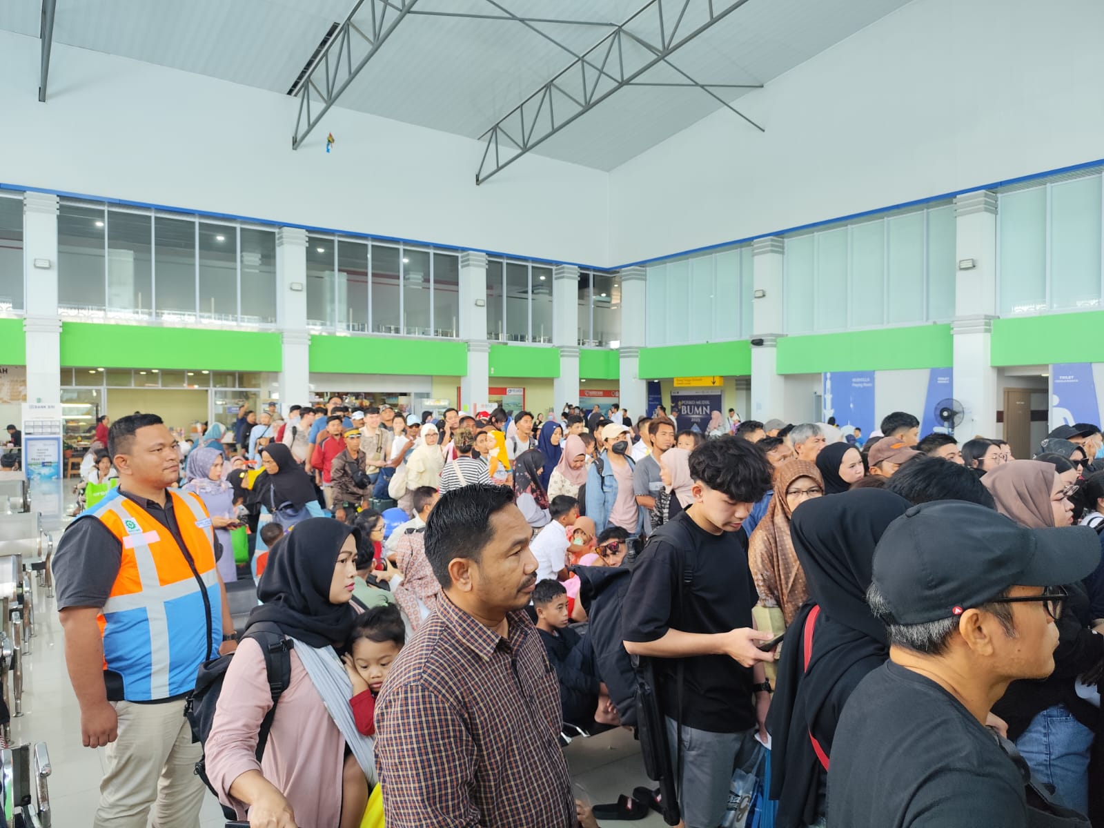 Para penumpang kapal di Ruang Tunggu Pelabuhan SBP Tanjungpinang.
