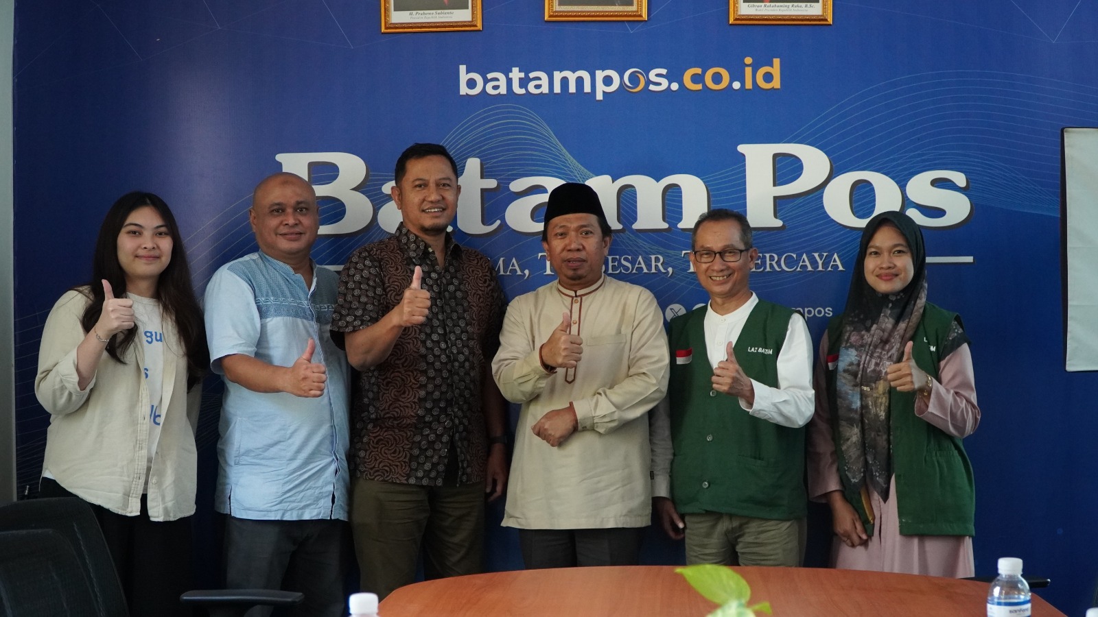 Foto bersama pengurus LAZ Batam dan jajaran manajemen batampos
