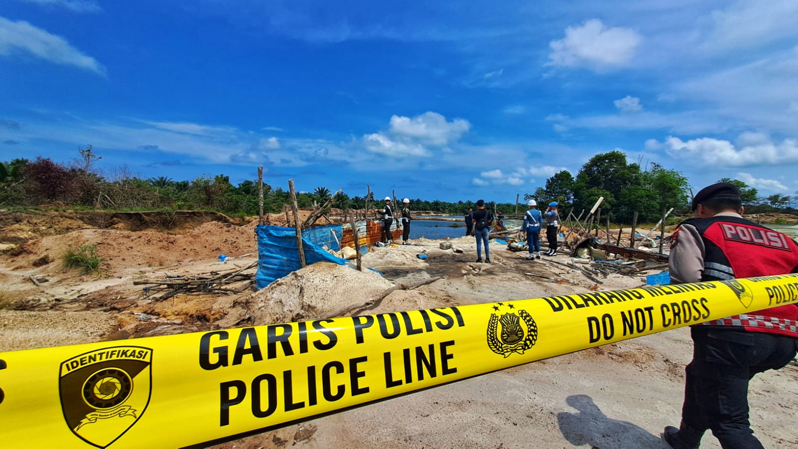Tim gabungan melakukan razia tambang pasir ilegal di Bintan, Kamis (4/12).