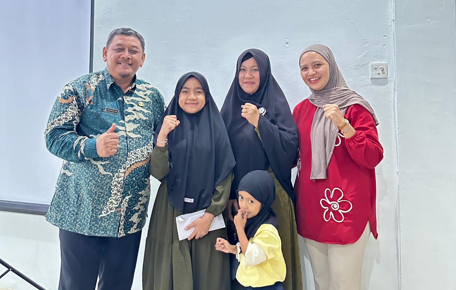 Camat Toapaya, Ivan Golar (kiri) mendampingi Nur Aisyah saat mendapat dukungan dari Baznas Bintan.
