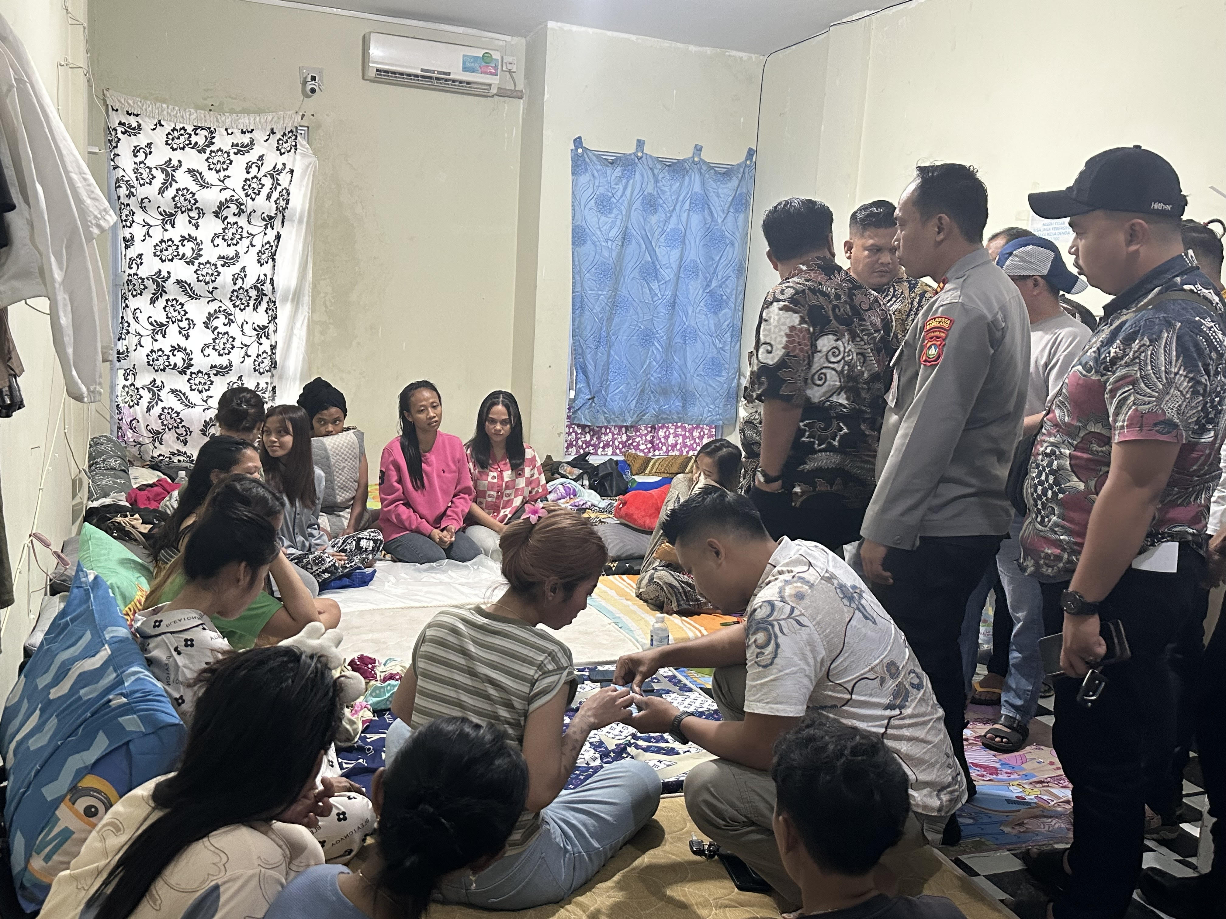 Polisi mengintrogasi pekerja wanita di Ruko Tunas Regency, Jumat (5/12) sore.