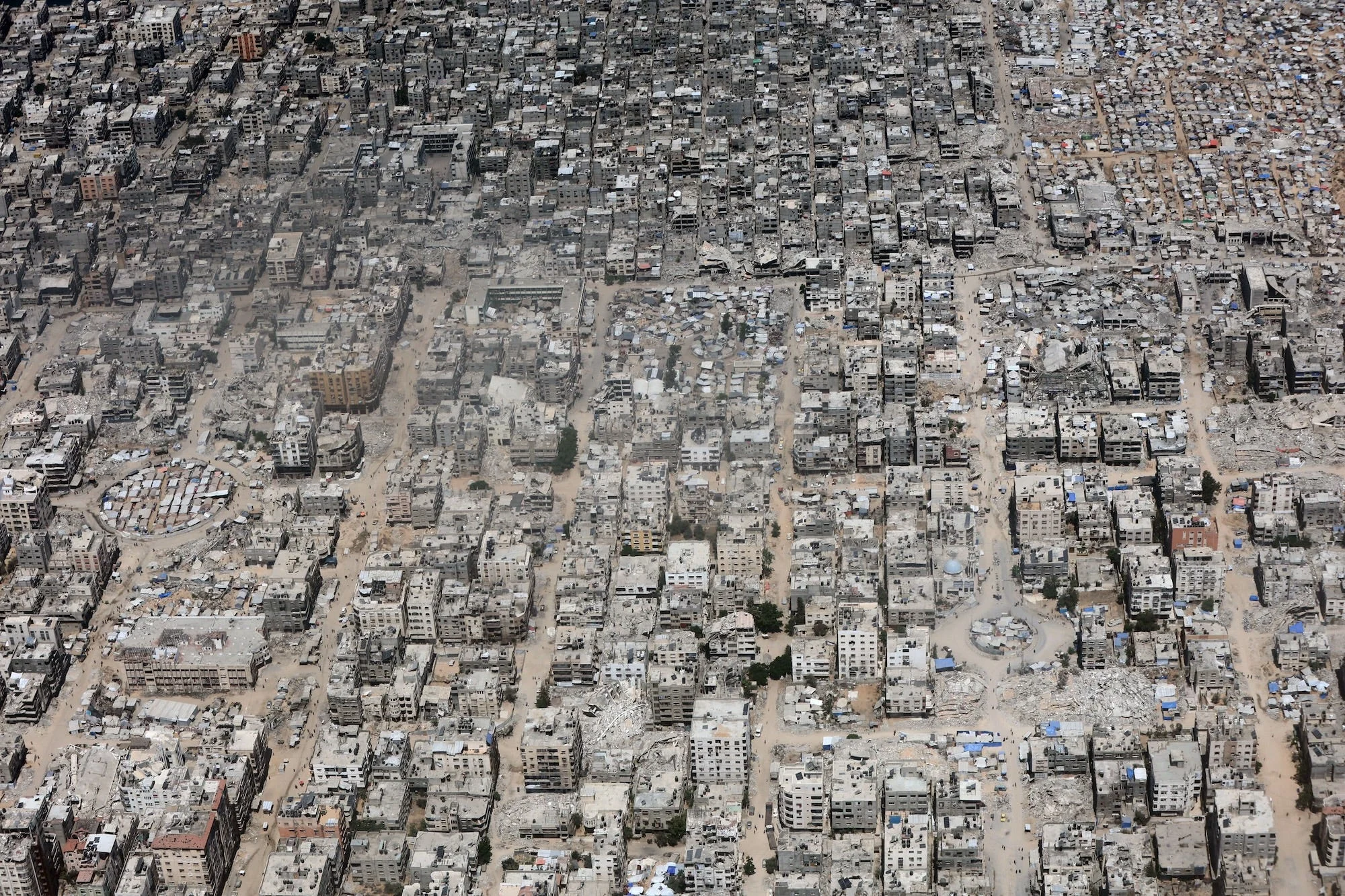 Foto milik Salah Malkawi. Pemandangan Kota Gaza dari udara saat memberikan bantuan kemanusiaan, 6 Agustus 2025 lalu menjadi salah satu foto terbaik 2025.