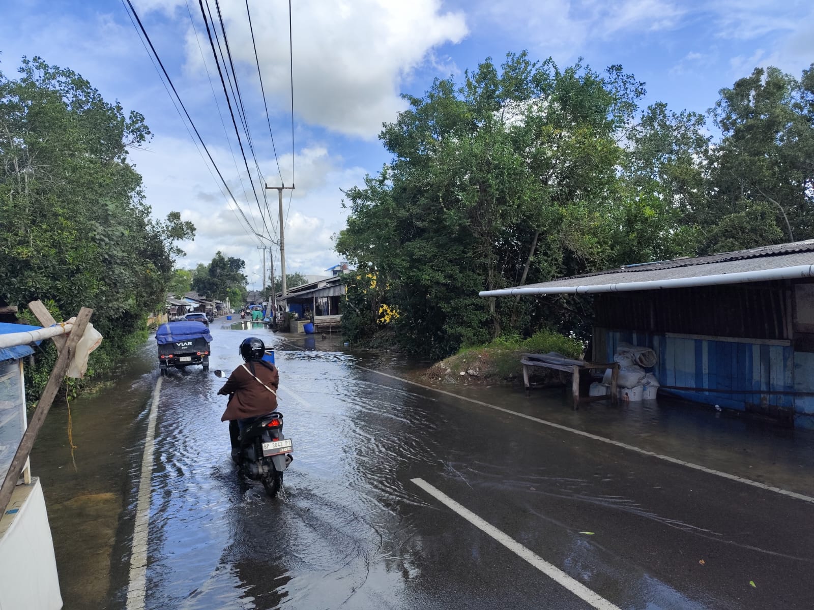 Banjir rob saat merendam badan Jalan Sei Payung Tanjungpinang, Sabtu (6/12).