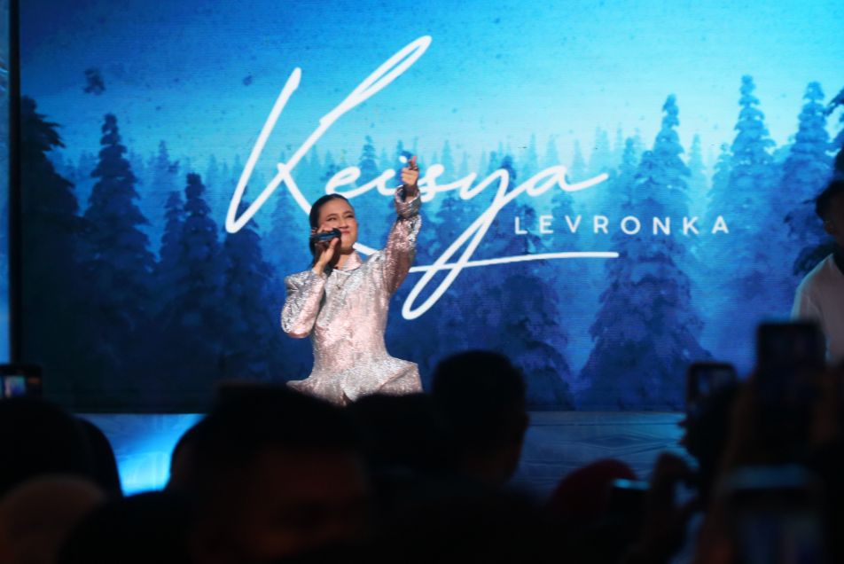 Penyanyi cantik Keisya Levronka tampil mempesona saat menghibur pengujung pada acara HUT Megmall Batam Center ke- 20 , Sabtu (6/11).