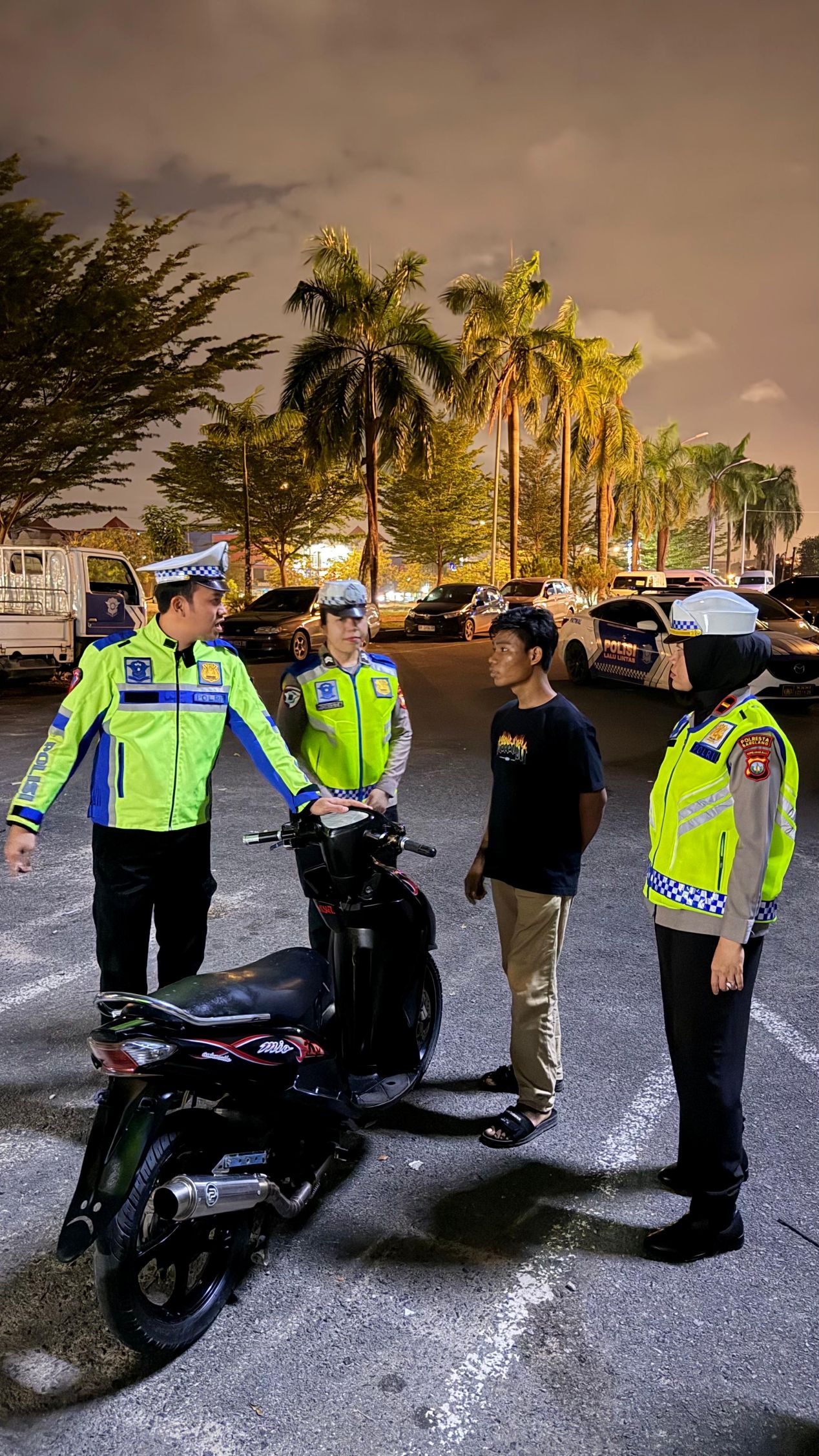Polisi saat melakukan razia