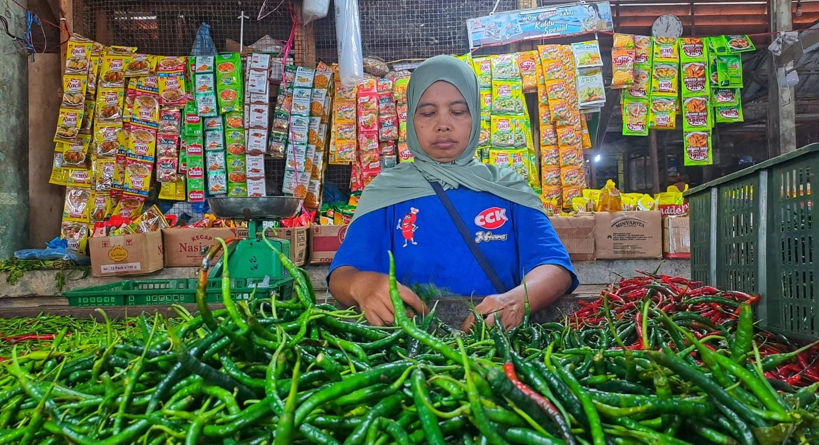 Pedagang memilah cabai di Pasar Baru Tanjunguban, Minggu (7/12).