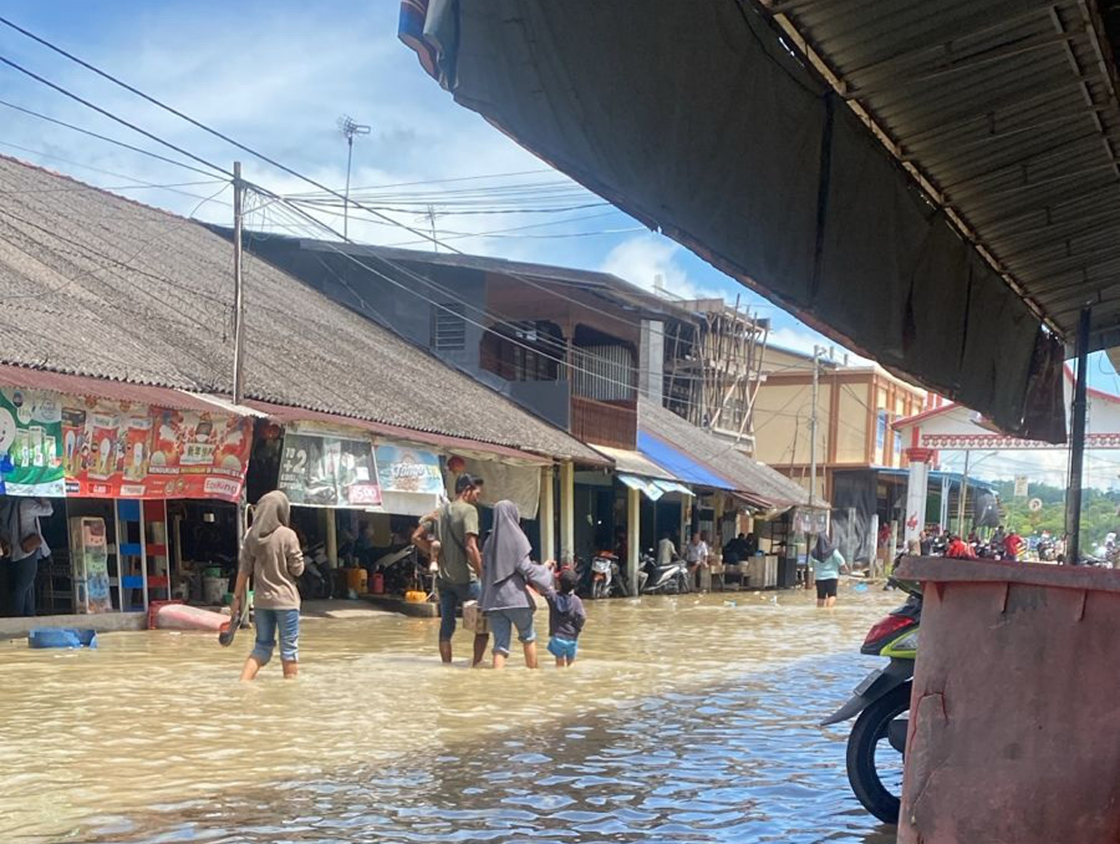 Jalan Sudirman, Kecamatan Kundur Utara pada Minggu (7/12) pukul 12.00 WIB masih tergenang banjir rob air laut.