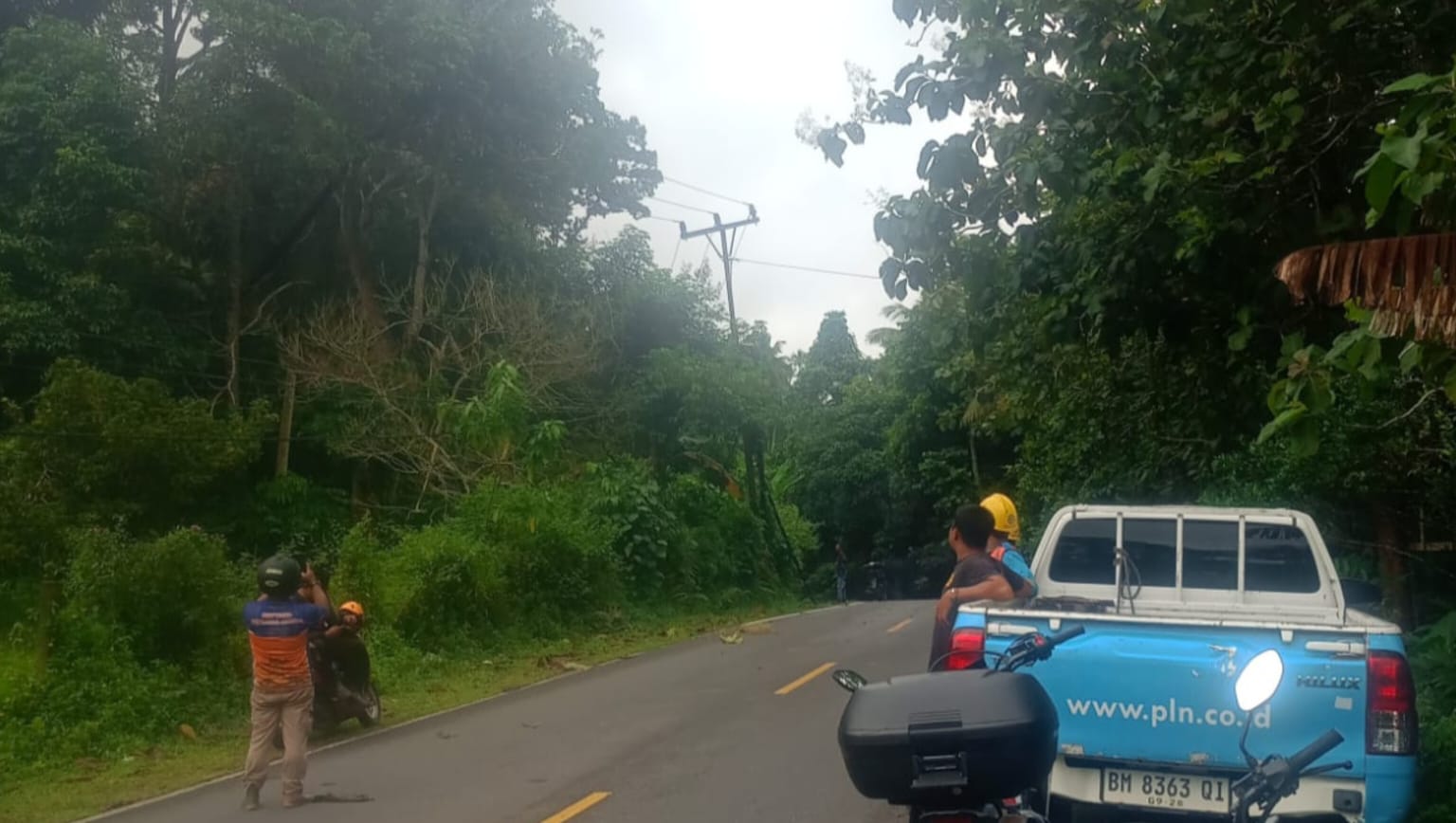 Petugas PLN sedang memperbaiki jaringan yang rusak, Sabtu, (6/12).