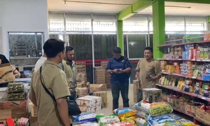 Satgas Pangan Bintan saat melakukan monitoring harga dan pasokan barang di beberapa pasar di Bintan, baru-baru ini.