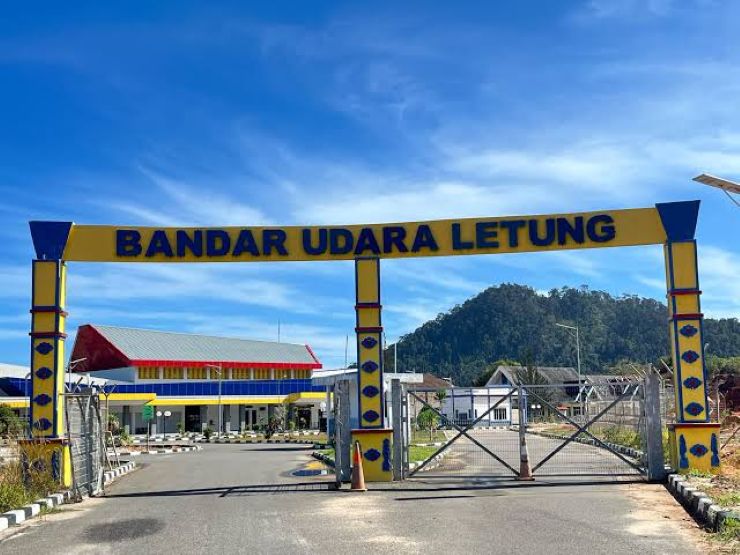Pintu masuk Bandara Letung. Wisatawan mengeluhkan tarif taksi yang mahal.
