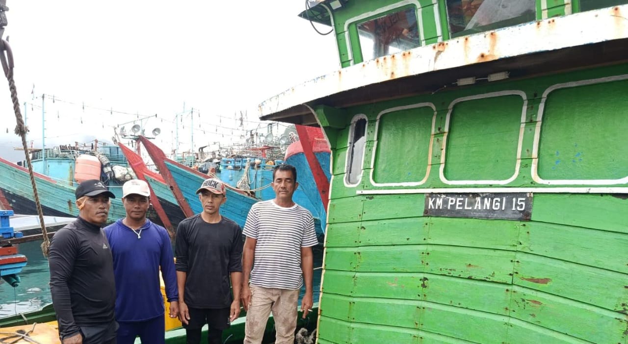 KM Pelangi 15 beserta awak kapal sebelum berangkat, Sabtu, (6/12) sore.