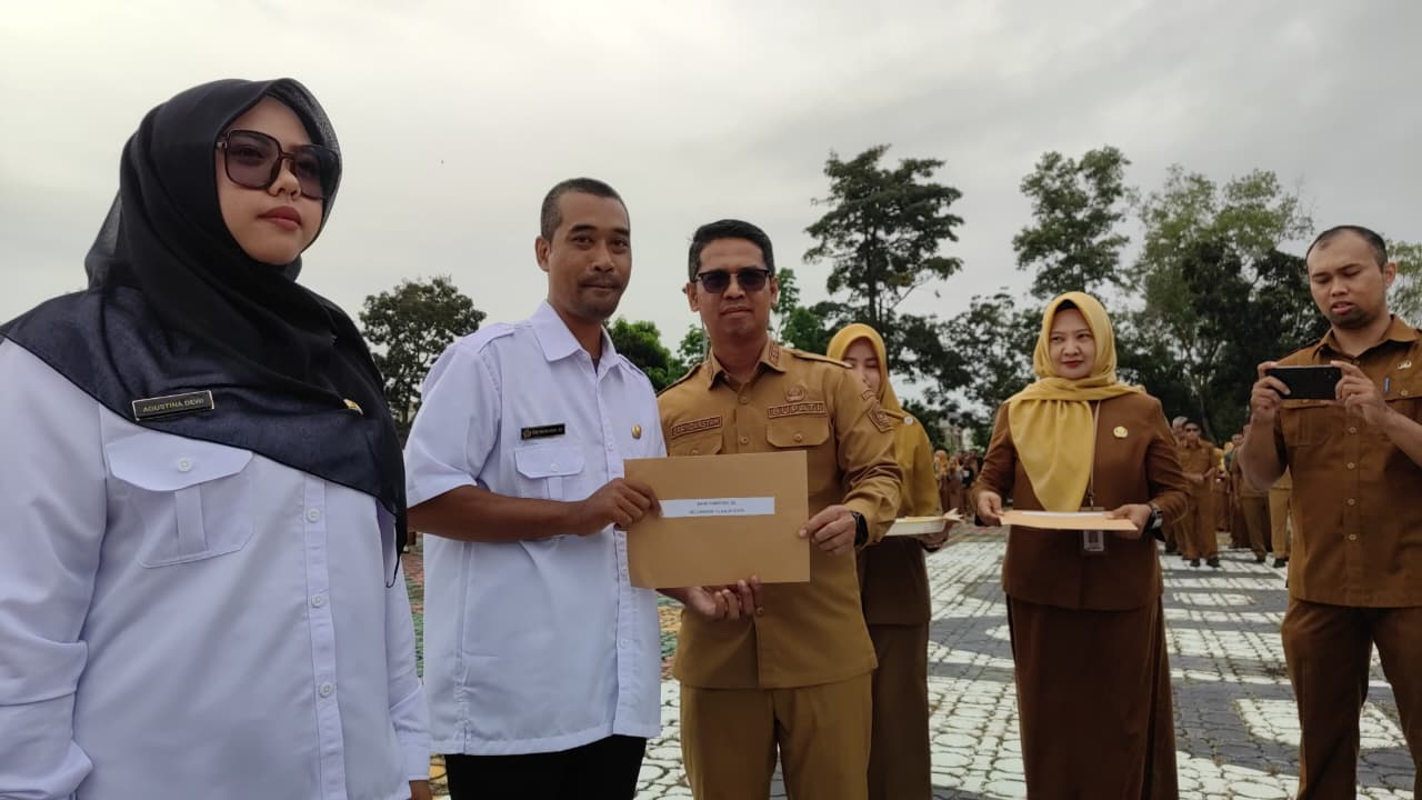 Bupati Karimun menyerahkan SK P3K paruh waktu usai apel pagi di Halaman Kantor Bupati Karimun.