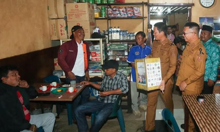 Bupati dan Wakil Bupati Anambas, Aneng-Raja Bayu menghimpun dana untuk korban bencana sumatera di warung kopi Tarempa.