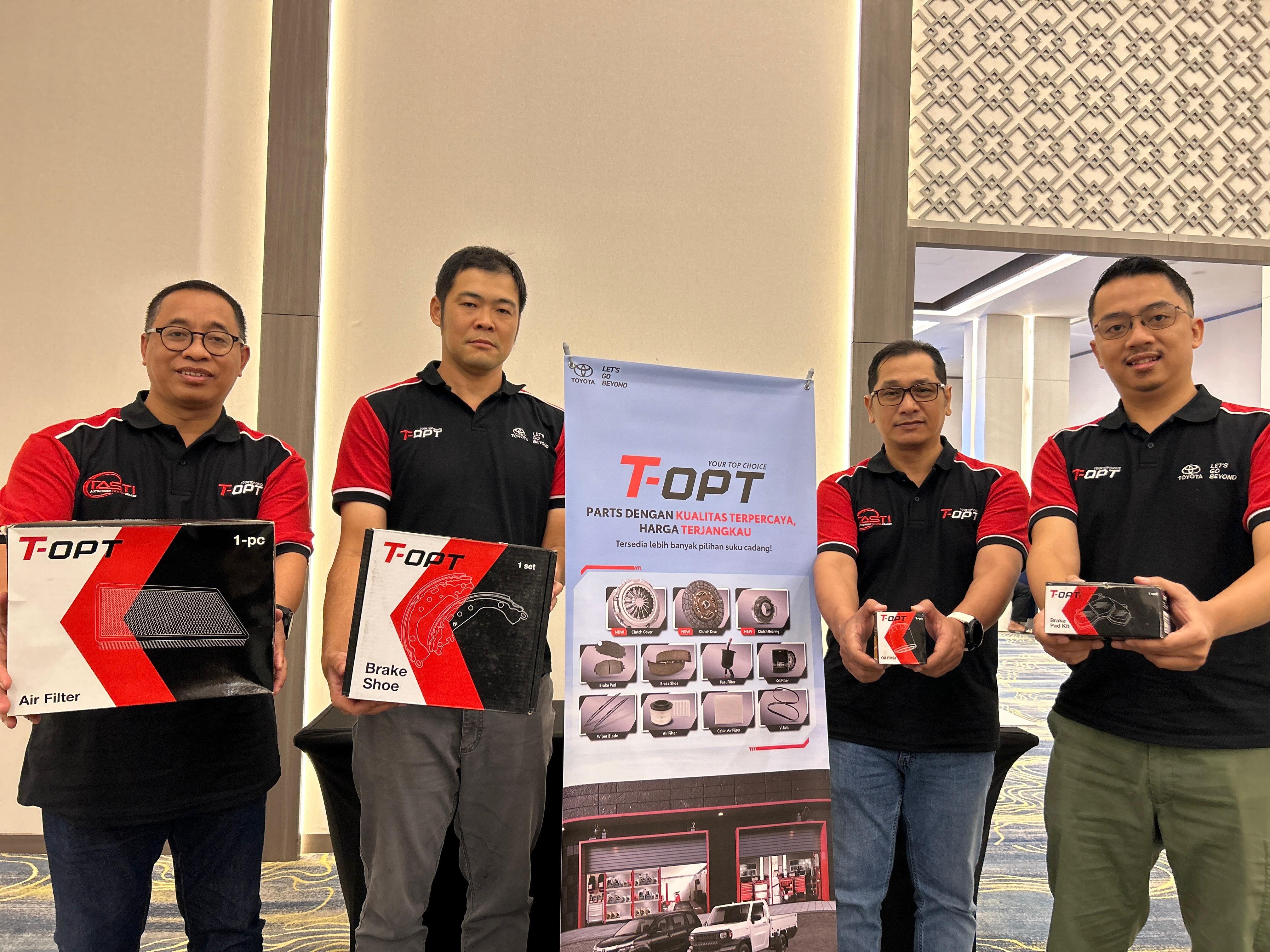 Ki-ka: Agus Riyanto, Koichi Kobayashi, Budi Maryoto, dan Adrianto Nirogo menunjukkan suku cadang T-opt dari Toyota.
