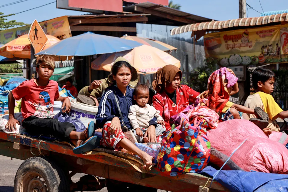 Warga Kamboja mengungsi setelah bentrokan di sepanjang perbatasan Kamboja&ndash;Thailand di Provinsi Preah Vihear, Senin (8/12/2025).
