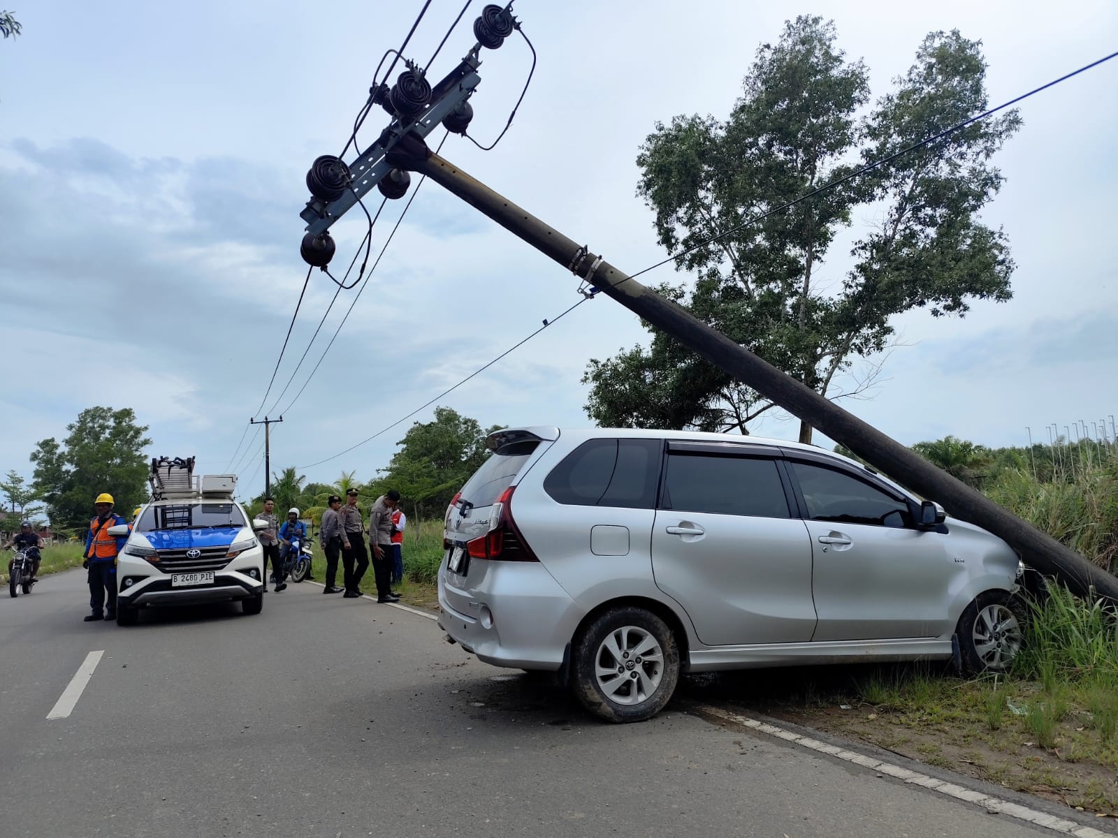 Sebuah mobil Avanza menabrak tiang listrik di Jalan Aisyah Sulaiman, Senin (8/12).