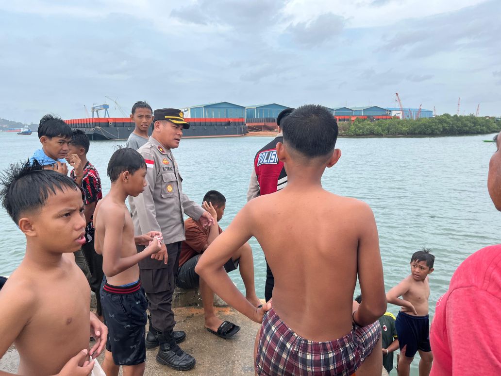 Kepolisian saat memberi edukasi kepada warga soal banjir rob.