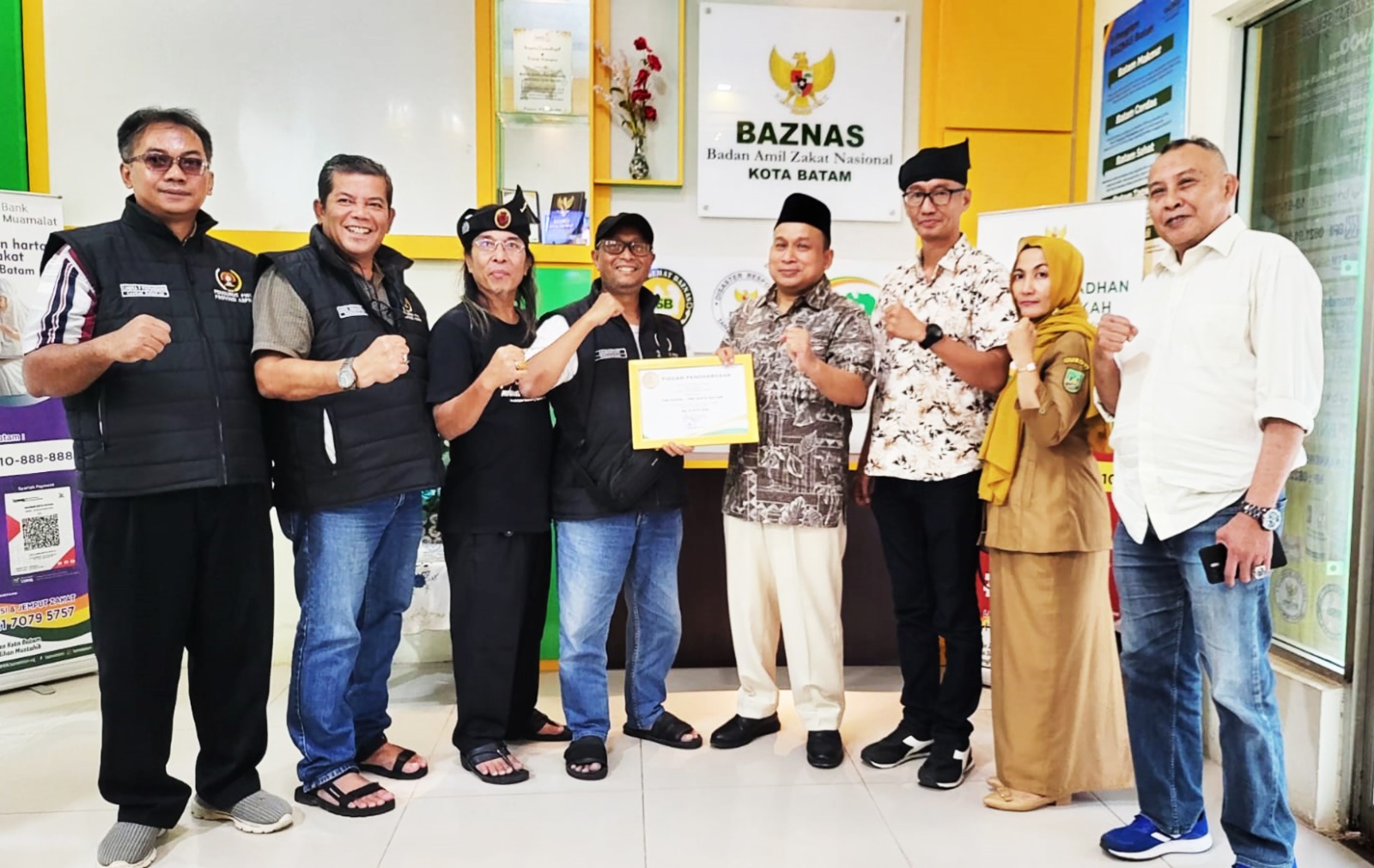 Wakil Ketua II Badan Amil Zakat Nasional (Baznas) Kota Batam, Muhith Marzuqi Sodho (empat dari kanan) menyerahkan piagam penghargaan kepada Ketua PWI Kepri Saibansah Dardani di Kantor Baznas Batam