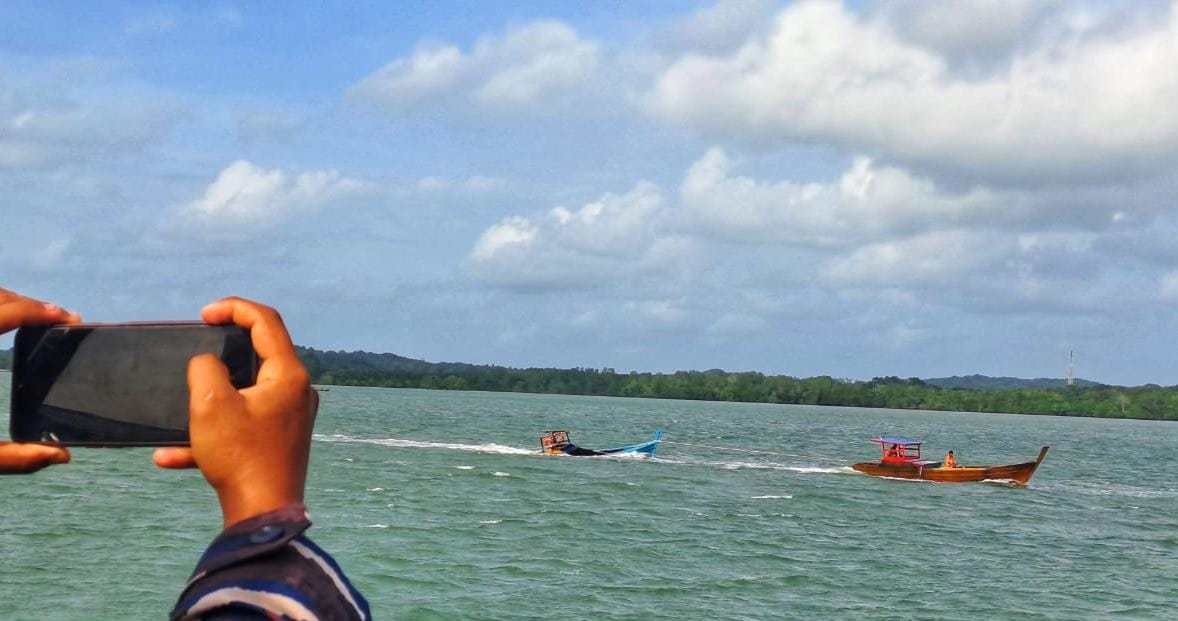 Pompong korban yang tenggelam ditarik oleh pompong lainnya ke Pelantar Panjang, Kampung Sungai Kecil, Desa Teluk Sebong, Bintan pada Selasa (9/12) sore.
