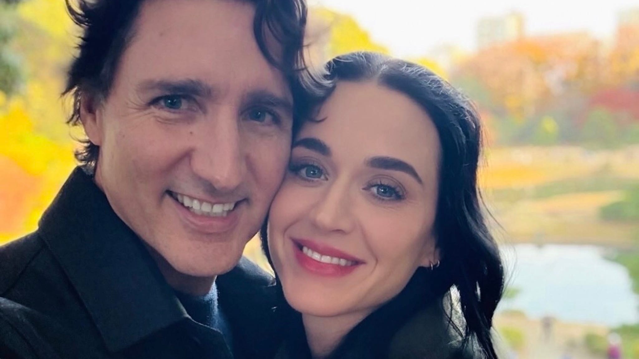 Katy Perry dan Justin Trudeau dengan latar belakang musim gugur.