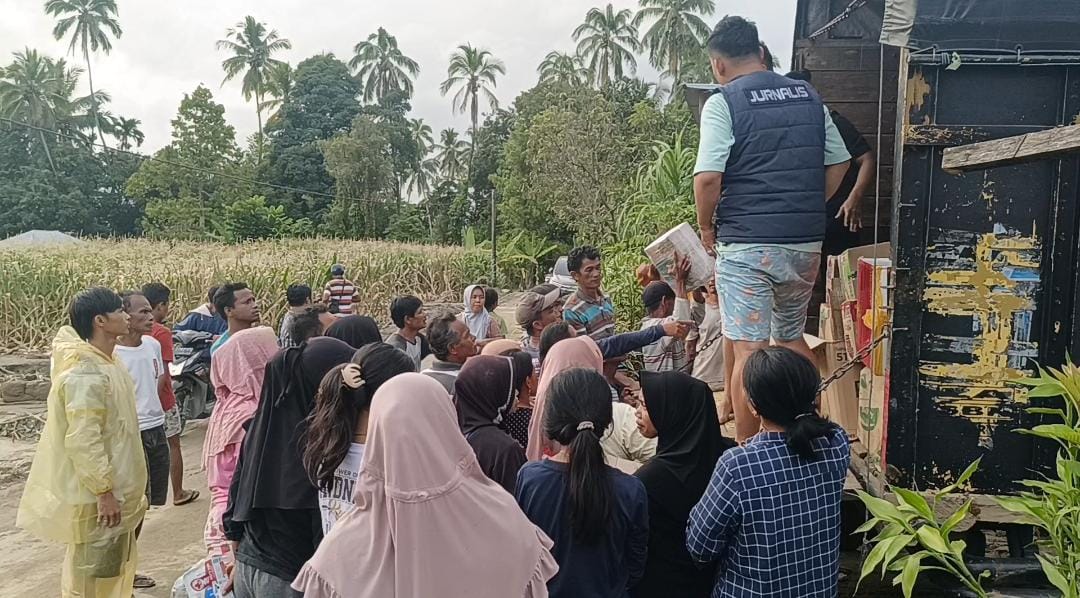 Bantuan yang langsung dibawa dari Batam dibagikan jurnalis yang turun ke lokasi bencana alam,