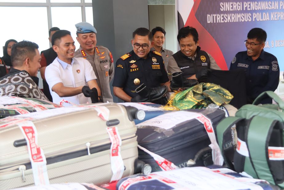 Direskrimsus Polda Kepri Kombes Pol. Silvester Simamora  bersama Kepala Bea Cukai Batam Zaky Firmasyah menunjukan barang bukti pakaian bekas ilegal hasildari pengungkapan saat ekspos di Mapolda Kepri.