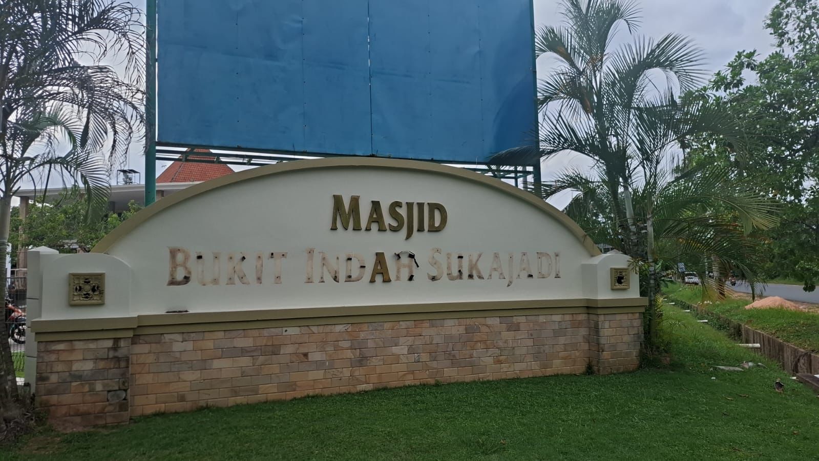 Huruf huruf khusus di dinding pagar masjid hilang dicuri maling.