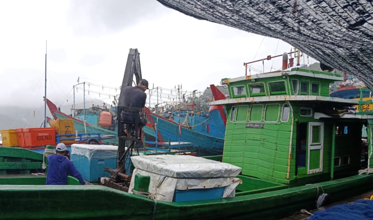 ABK KM Pelangi 15 saat memuat ikan segar ke kapal, sebelum berangkat dari Tarempa.