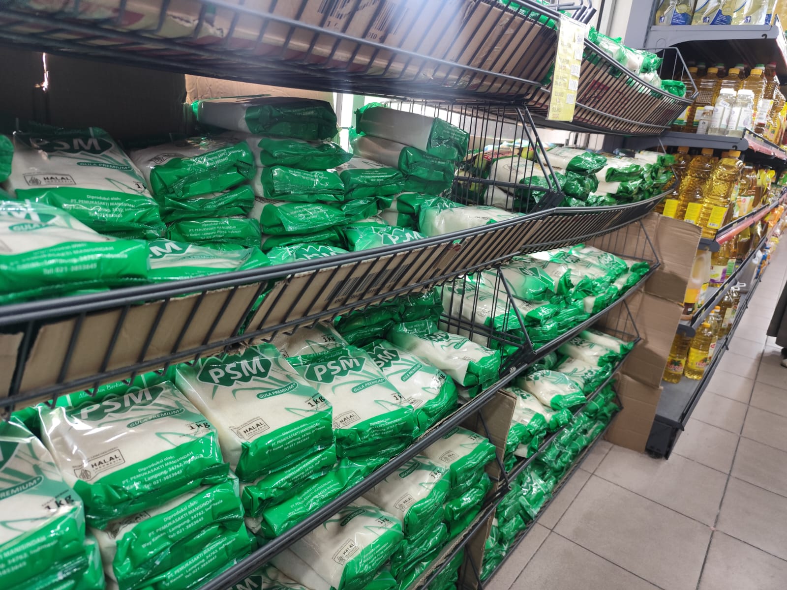 Gula mulai langka di Kota Tanjungpinang, ritel modern kini hanya menjual gula kemasan bermerk, Rabu (10/12).