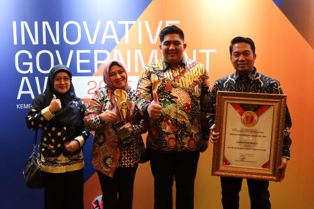 Bupati Bintan, Roby Kurniawan bersama OPD setelah menerima penghargaan Bintan sebagai Daerah Perbatasan Terinovatif Nasional dalam ajang Innovative Government (IGA) 2025 di Kempinski Grand Ballroom.