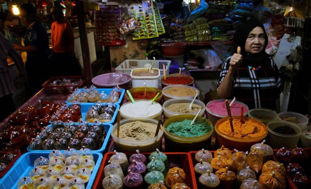 Pedagang bumbu rempah di Pasar Tarempa melemparkan senyum pada Batam Pos. Stok Bahan Pokok di Anambas masin aman, namun harga berangsur naik.