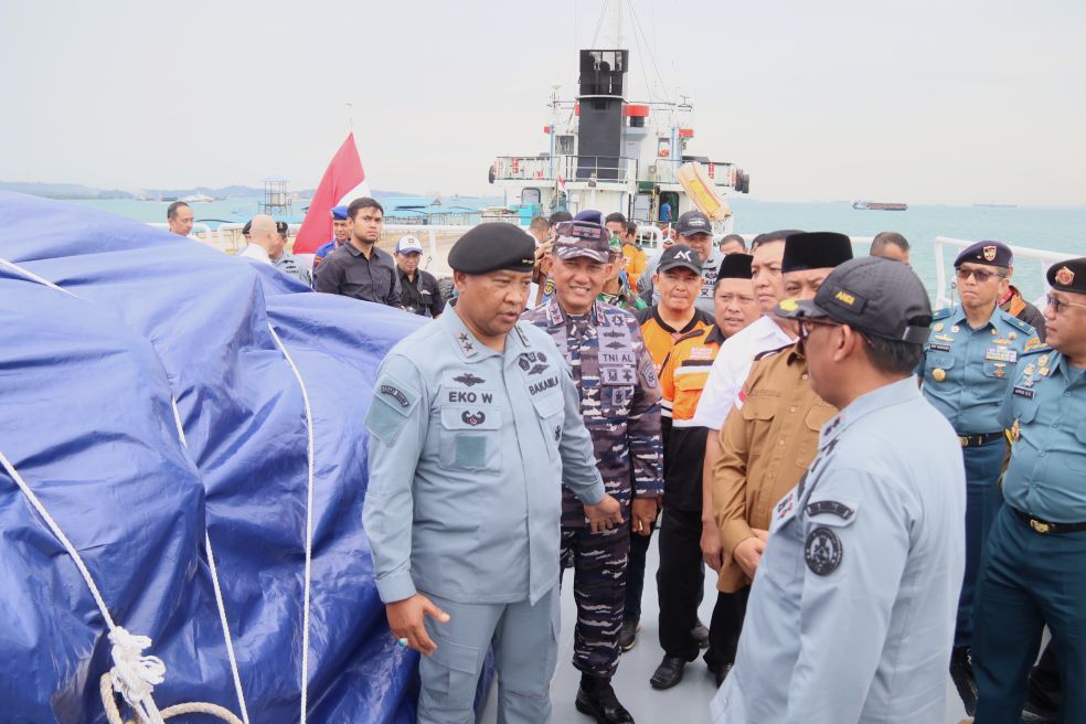 Deputi Operasi dan Latihan Bakamla RI, Laksda Bakamla Eko Wahjono. Bersama Forkopimda meninjau bantuan yang akan di salurkan bagi korban bencana alam di Sumatra menggunakan armada KN Pulau Nipah.