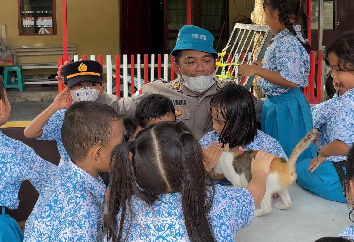 Puluhan pelajar TK Pembina antusias mengunjungi Polsek Siantan, Kamis, (11/12).