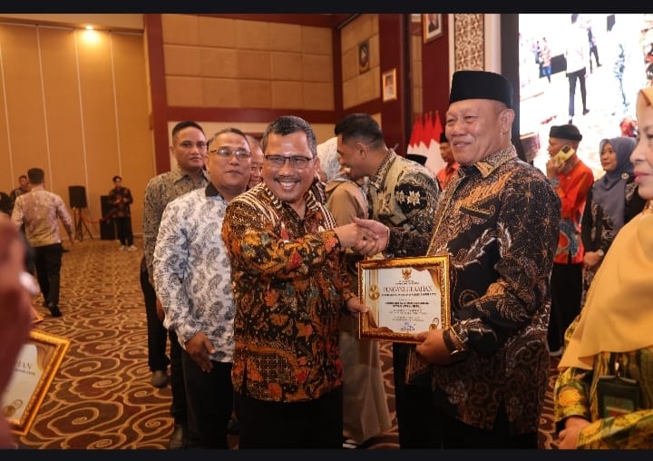 Kepala Bagian Tata Usaha (Kabag TU) Kanwil Kemenag Kepri, Edi Batara, menerima penghargaan Badan Publik Informatif oleh Komisi Informasi Provinsi (KIP) Kepri mewakili Kepala Kanwil Kemenag Kepri.