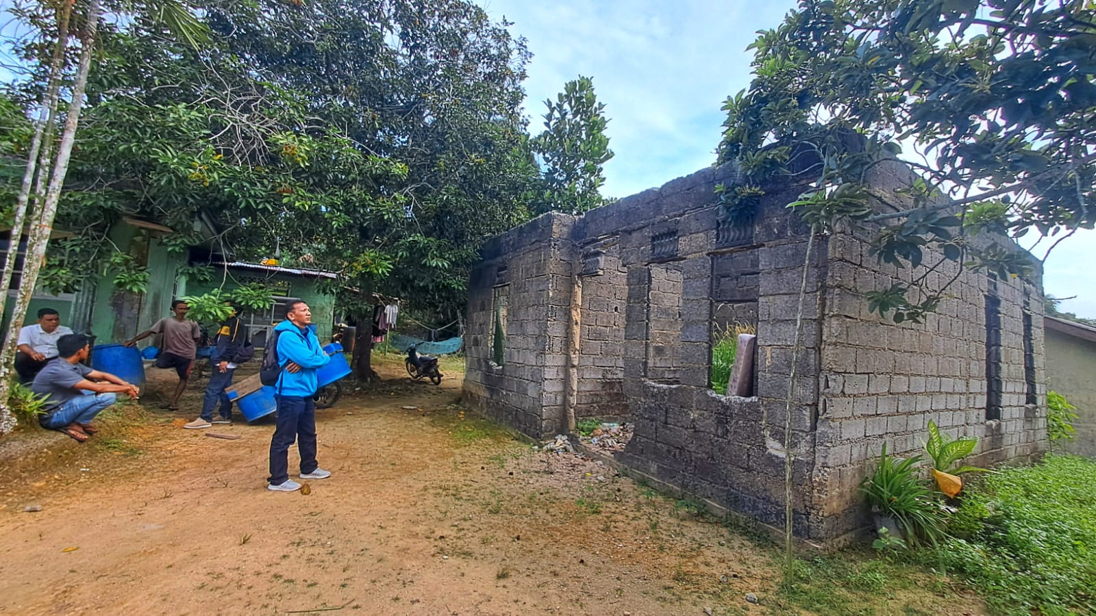 Sekretaris PWI Bintan, Yusfreyendi bersama Ketua PWI Bintan, Harjo Waluyo melakukan survei ke salah satu rumah warga di Desa Teluk Sasah, Kecamatan Seri Kuala Lobam.