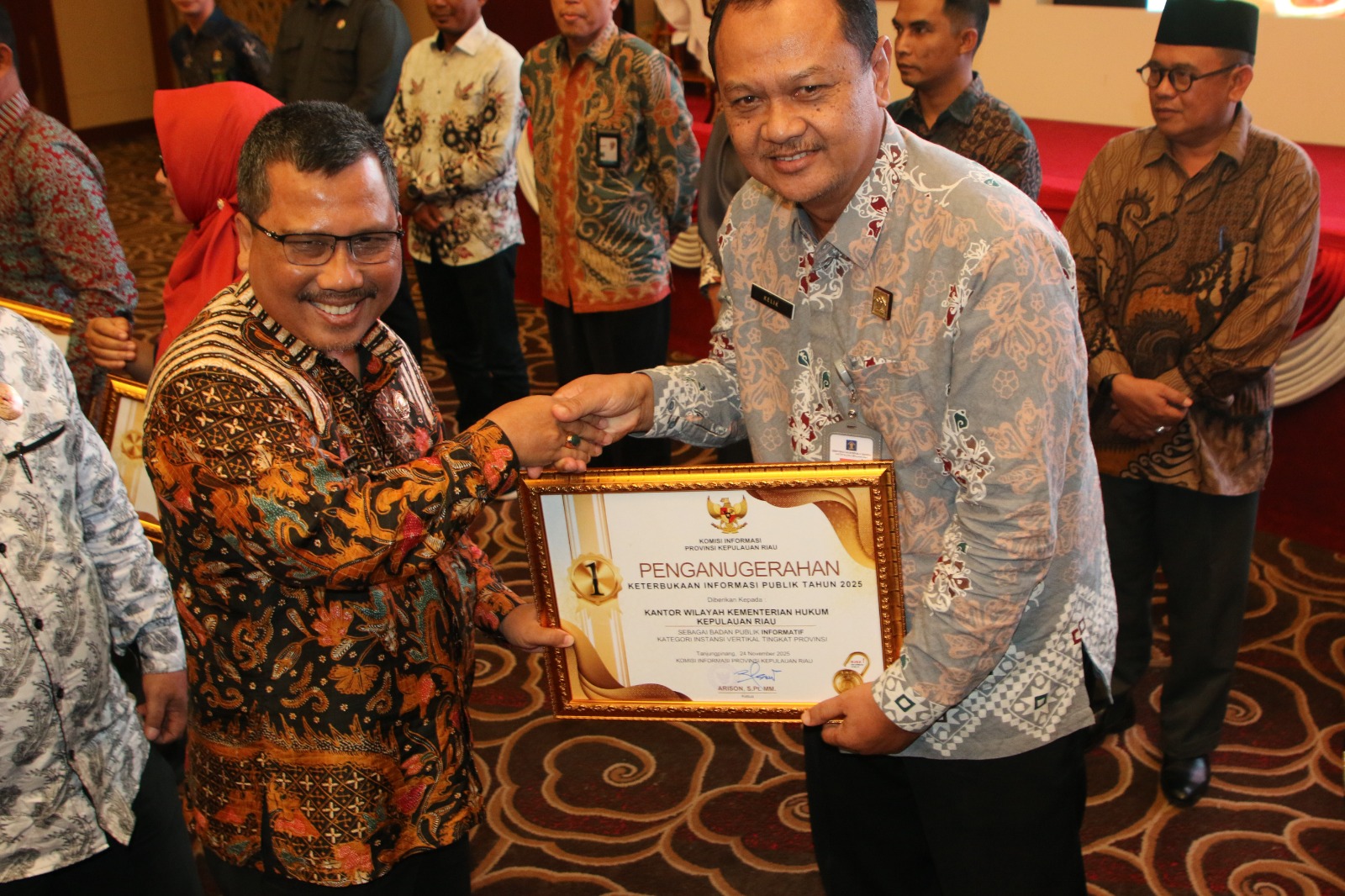 Kanwil Kemenkum Kepri menerima penghargaan peringkat pertama dalam Keterbukaan Informasi 2025, Kamis (11/12).