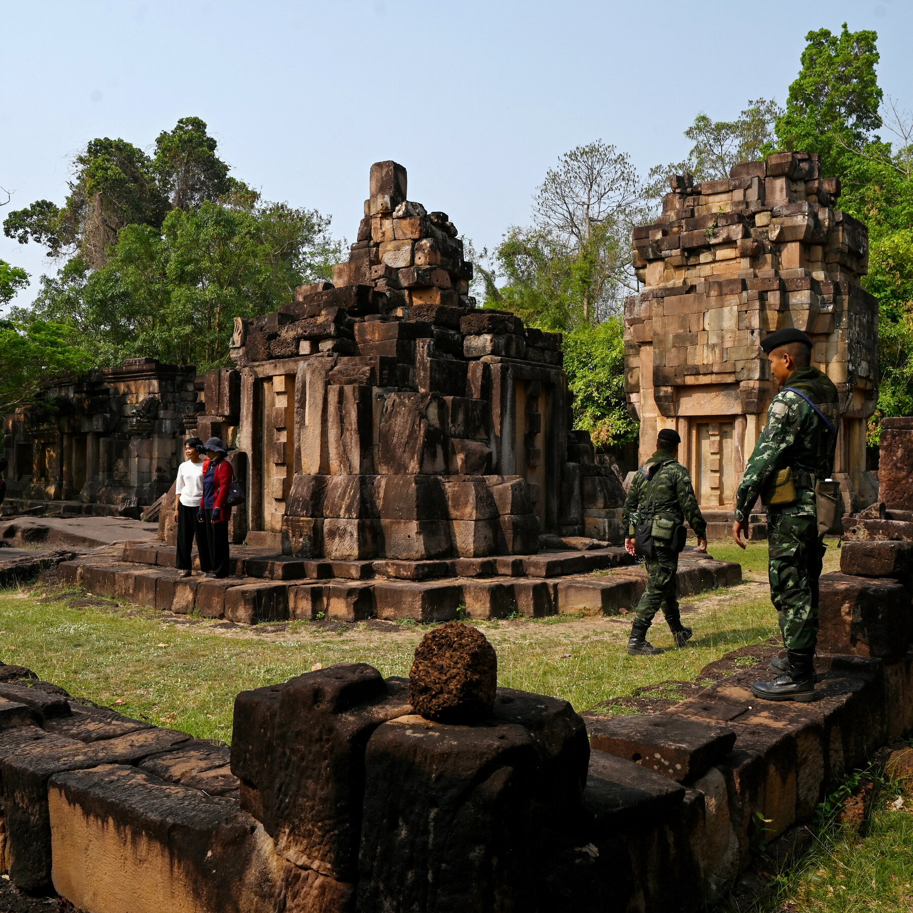 KAWASAN kuil Ta Krabey yang menjadi salah satu sumber konflik perbatasan antara Thailand dan Kamboja. F The New York Times.