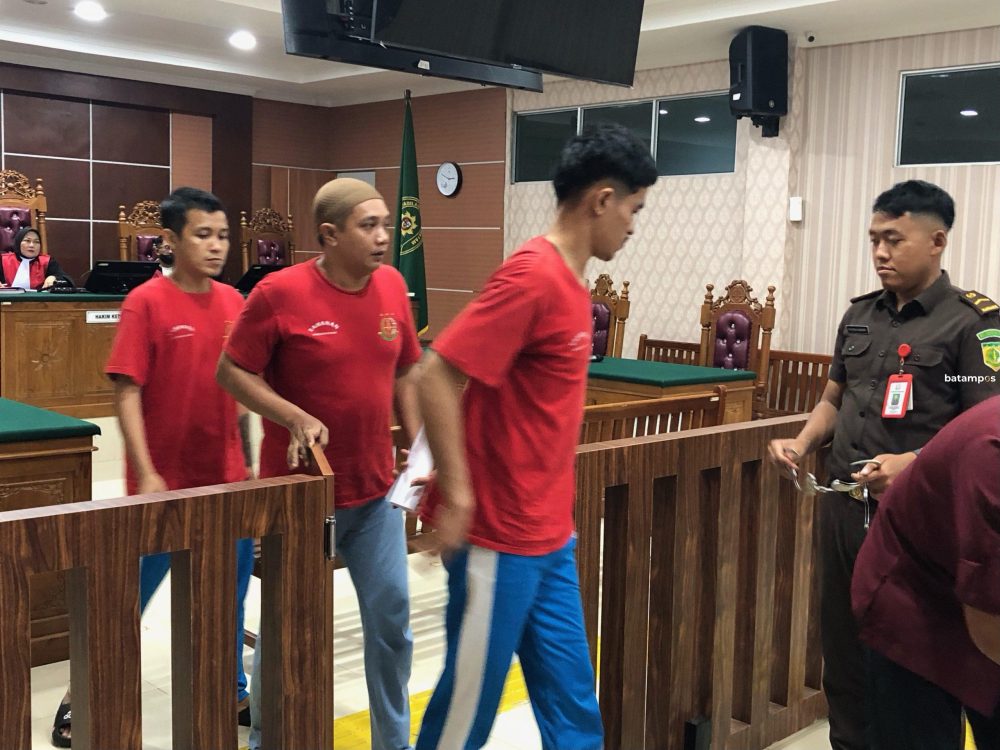Tiga terdakwa pencurian dengan kekerasan di sebuah gerai Indomaret di kawasan Marcelia, Batam Kota usai menjalani sidang di PN Batam, Rabu (10/12).